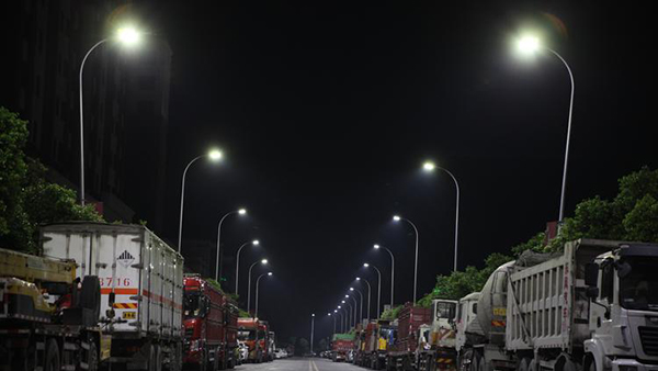 如何通过LED路灯提高夜间行车安全？