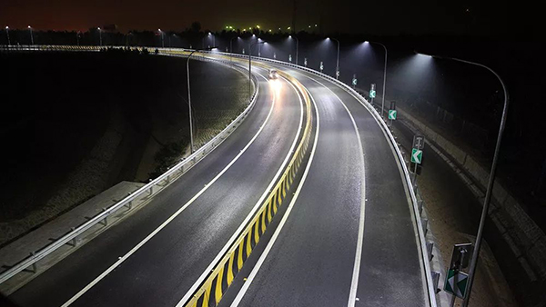 LED道路照明灯具的散热问题及解决方案