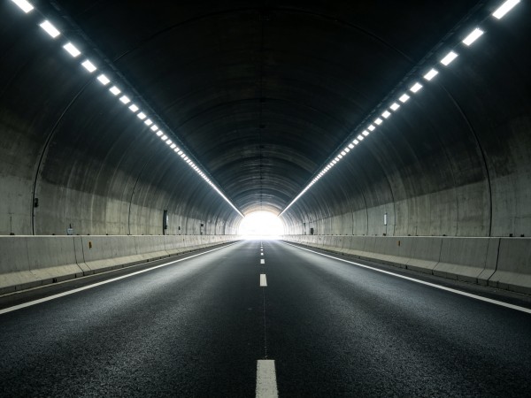 高速隧道内部照明场景 led灯隧道灯 高速公路隧道照明实景